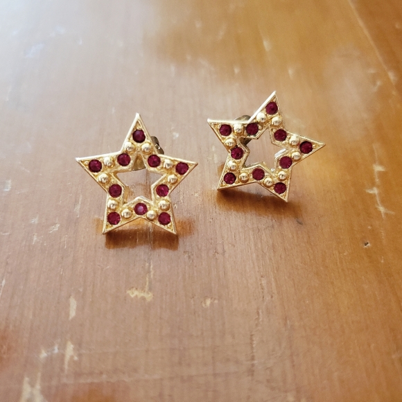 Vintage Avon gold/ruby red star earrings - Picture 1 of 1